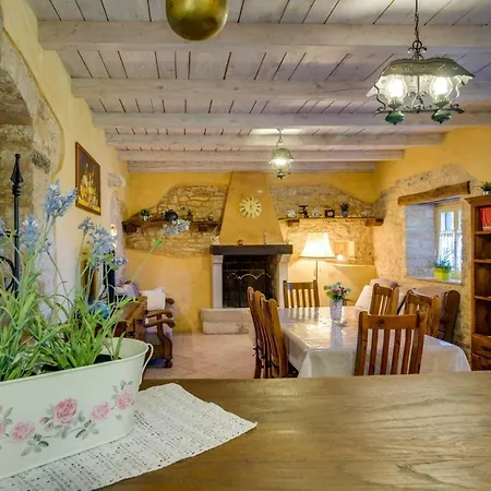 Especially Charm Stone House With A Pool 度假居 *