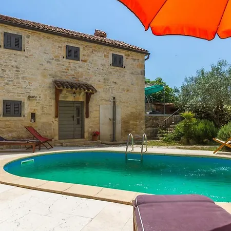 度假居 Especially Charm Stone House With A Pool *