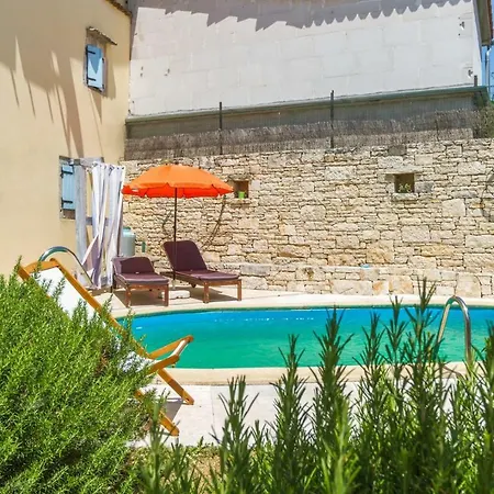 度假居 Especially Charm Stone House With A Pool