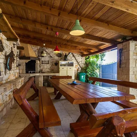 Especially Charm Stone House With A Pool 度假居