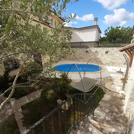 度假居 Especially Charm Stone House With A Pool